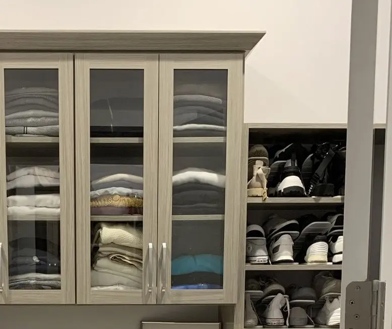 Glass-front hutch in Concrete
